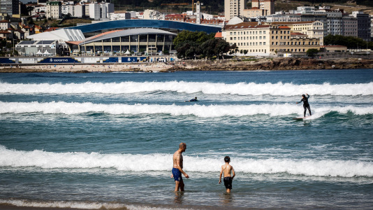 El frescor del mar de la bahía del Orzán se convierte este sábado en la mejor opción para sobrellevar el calor, que tiene a la ciudad en alerta por temperaturas de hasta más de 34 grados
