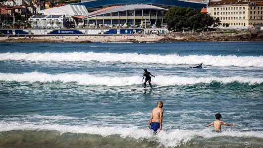El frescor del mar de la bahía del Orzán se convierte este sábado en la mejor opción para sobrellevar el calor, que tiene a la ciudad en alerta por temperaturas de hasta más de 34 grados