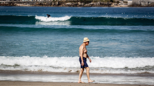 El frescor del mar de la bahía del Orzán se convierte este sábado en la mejor opción para sobrellevar el calor, que tiene a la ciudad en alerta por temperaturas de hasta más de 34 grados