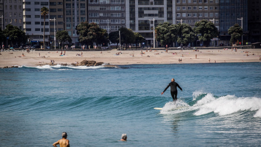El frescor del mar de la bahía del Orzán se convierte este sábado en la mejor opción para sobrellevar el calor, que tiene a la ciudad en alerta por temperaturas de hasta más de 34 grados