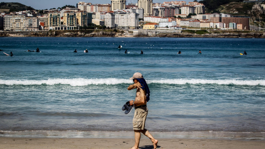El frescor del mar de la bahía del Orzán se convierte este sábado en la mejor opción para sobrellevar el calor, que tiene a la ciudad en alerta por temperaturas de hasta más de 34 grados