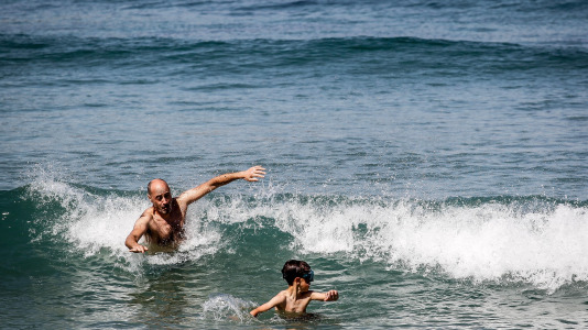 El frescor del mar de la bahía del Orzán se convierte este sábado en la mejor opción para sobrellevar el calor, que tiene a la ciudad en alerta por temperaturas de hasta más de 34 grados