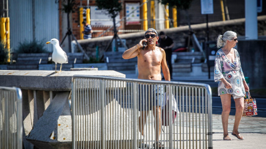El frescor del mar de la bahía del Orzán se convierte este sábado en la mejor opción para sobrellevar el calor, que tiene a la ciudad en alerta por temperaturas de hasta más de 34 grados