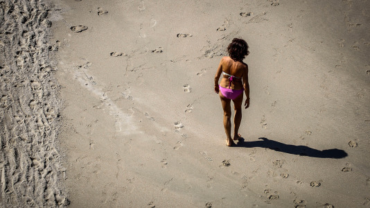 El frescor del mar de la bahía del Orzán se convierte este sábado en la mejor opción para sobrellevar el calor, que tiene a la ciudad en alerta por temperaturas de hasta más de 34 grados