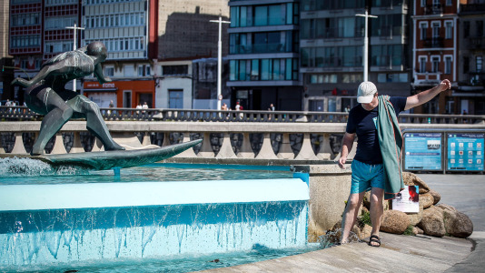 El frescor del mar de la bahía del Orzán se convierte este sábado en la mejor opción para sobrellevar el calor, que tiene a la ciudad en alerta por temperaturas de hasta más de 34 grados