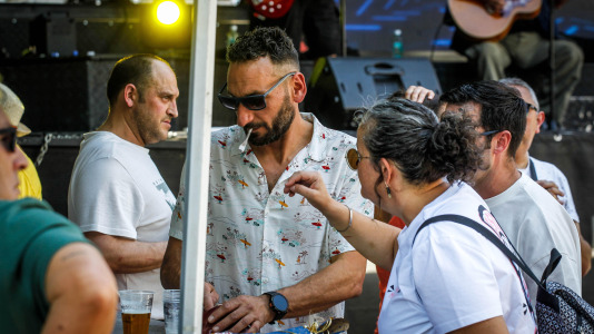 La tradicional sesión vermú, protagonizada este año por Los Kibbis, inició los festejos del barrio