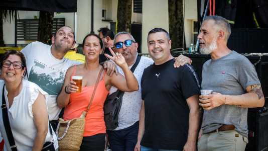 La tradicional sesión vermú, protagonizada este año por Los Kibbis, inició los festejos del barrio