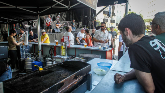 La tradicional sesión vermú, protagonizada este año por Los Kibbis, inició los festejos del barrio