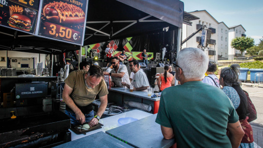 La tradicional sesión vermú, protagonizada este año por Los Kibbis, inició los festejos del barrio