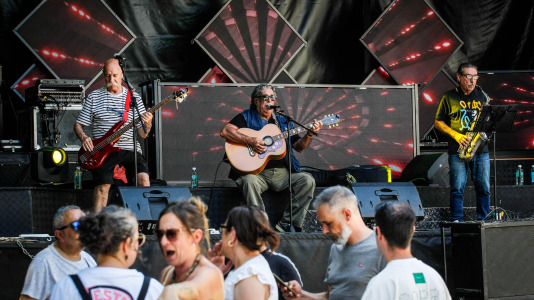 La tradicional sesión vermú, protagonizada este año por Los Kibbis, inició los festejos del barrio