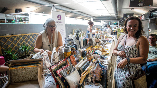 La plaza de Lugo acogió su tradicional mercadillo de artesanía, que celebra el segundo sábado de cada mes