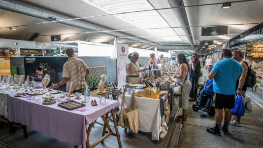 La plaza de Lugo acogió su tradicional mercadillo de artesanía, que celebra el segundo sábado de cada mes