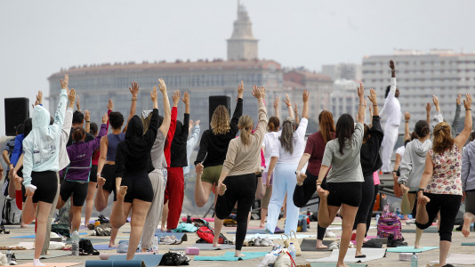 La explanada de Las Esclavas reunió a amantes del yoga que saludaron al sol con las mejores vistas