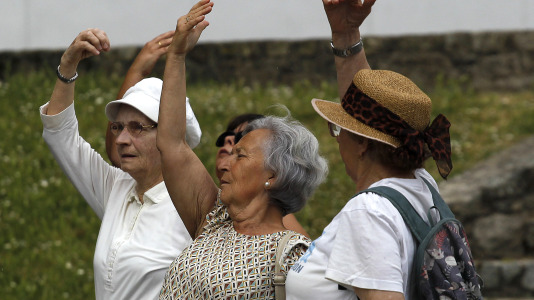 La explanada de Las Esclavas reunió a amantes del yoga que saludaron al sol con las mejores vistas