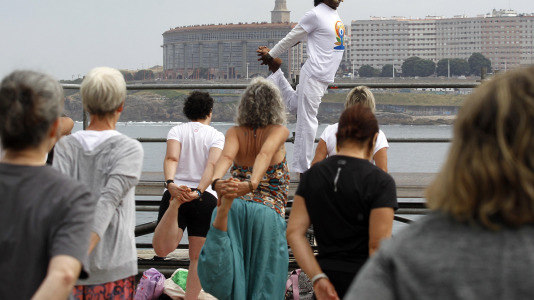La explanada de Las Esclavas reunió a amantes del yoga que saludaron al sol con las mejores vistas