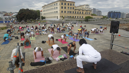 La explanada de Las Esclavas reunió a amantes del yoga que saludaron al sol con las mejores vistas
