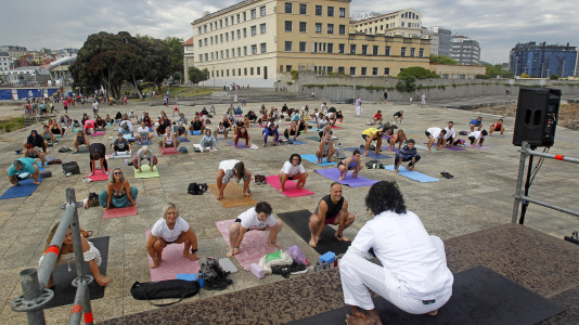 La explanada de Las Esclavas reunió a amantes del yoga que saludaron al sol con las mejores vistas