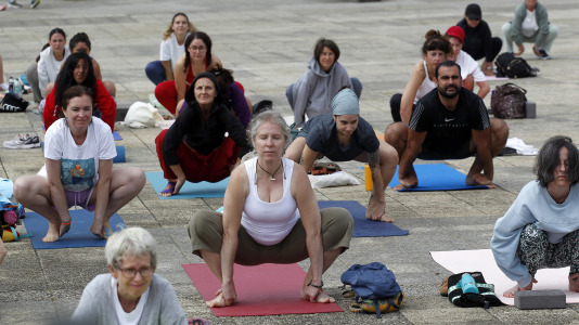 La explanada de Las Esclavas reunió a amantes del yoga que saludaron al sol con las mejores vistas