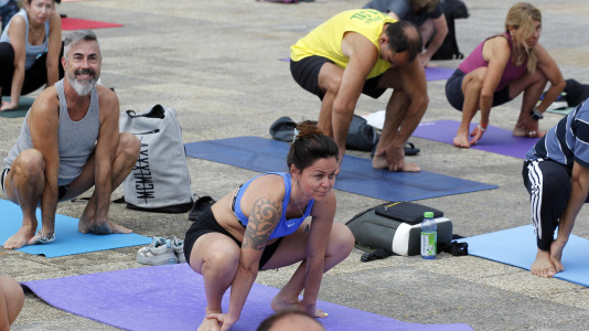 La explanada de Las Esclavas reunió a amantes del yoga que saludaron al sol con las mejores vistas