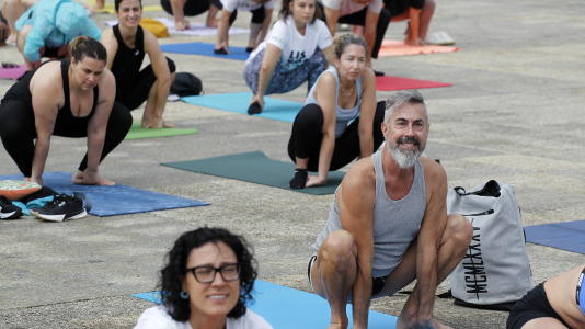La explanada de Las Esclavas reunió a amantes del yoga que saludaron al sol con las mejores vistas