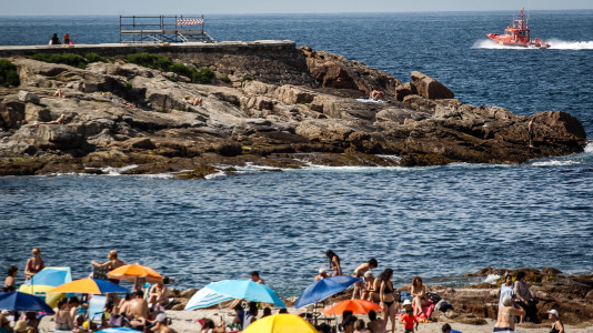 Las altas temperaturas llevaron a mucha gente a las playas para refrescarse