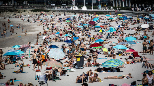 Las altas temperaturas llevaron a mucha gente a las playas para refrescarse