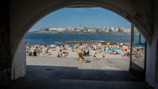 Las altas temperaturas llevaron a mucha gente a las playas para refrescarse