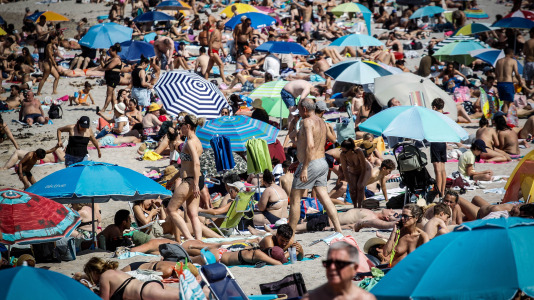 Las altas temperaturas llevaron a mucha gente a las playas para refrescarse