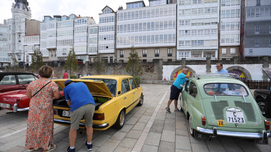 A Coruña acogió la concentración turística de vehículos clásicos y antiguos 'Ciudad de Cristal'