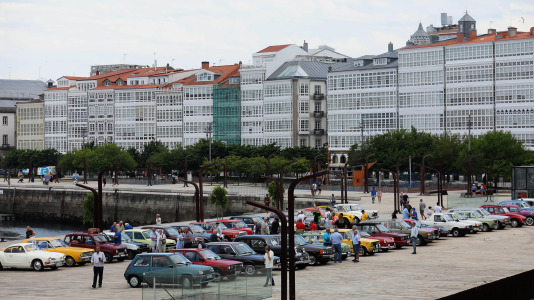 A Coruña acogió la concentración turística de vehículos clásicos y antiguos 'Ciudad de Cristal'