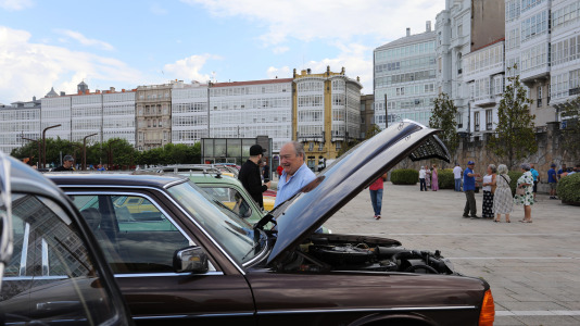 A Coruña acogió la concentración turística de vehículos clásicos y antiguos 'Ciudad de Cristal'