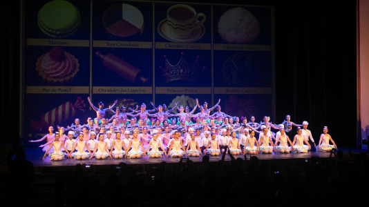 El Teatro Colón se convirtió ayer en Chocolatia, una fábrica imaginaria de chocolate, dulzura y fantasía, con la gala de fin de curso del Conservatorio Profesional de Danza de la Diputación de A Coruña. El presidente de la Diputación de A Coruña, Valentín González Formoso, felicitó al alumnado y el profesorado del Conservatorio por el éxito de la función y destacó que “la gala de fin de curso es uno de los momentos más especiales del año, porque permite compartir con las familias y con el público todo el esfuerzo y el aprendizaje acumulados durante meses”.