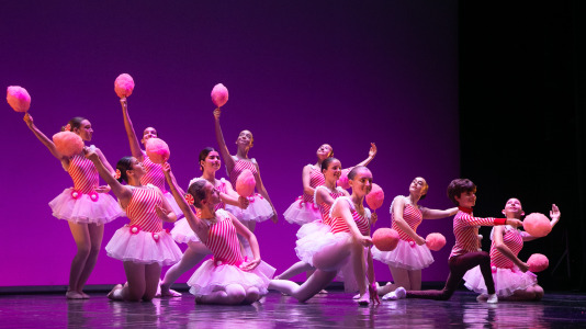 El Teatro Colón se convirtió ayer en Chocolatia, una fábrica imaginaria de chocolate, dulzura y fantasía, con la gala de fin de curso del Conservatorio Profesional de Danza de la Diputación de A Coruña. El presidente de la Diputación de A Coruña, Valentín González Formoso, felicitó al alumnado y el profesorado del Conservatorio por el éxito de la función y destacó que “la gala de fin de curso es uno de los momentos más especiales del año, porque permite compartir con las familias y con el público todo el esfuerzo y el aprendizaje acumulados durante meses”.