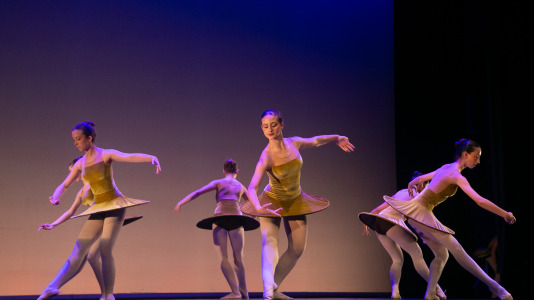 El Teatro Colón se convirtió ayer en Chocolatia, una fábrica imaginaria de chocolate, dulzura y fantasía, con la gala de fin de curso del Conservatorio Profesional de Danza de la Diputación de A Coruña. El presidente de la Diputación de A Coruña, Valentín González Formoso, felicitó al alumnado y el profesorado del Conservatorio por el éxito de la función y destacó que “la gala de fin de curso es uno de los momentos más especiales del año, porque permite compartir con las familias y con el público todo el esfuerzo y el aprendizaje acumulados durante meses”.
