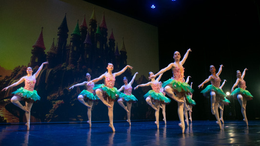 El Teatro Colón se convirtió ayer en Chocolatia, una fábrica imaginaria de chocolate, dulzura y fantasía, con la gala de fin de curso del Conservatorio Profesional de Danza de la Diputación de A Coruña. El presidente de la Diputación de A Coruña, Valentín González Formoso, felicitó al alumnado y el profesorado del Conservatorio por el éxito de la función y destacó que “la gala de fin de curso es uno de los momentos más especiales del año, porque permite compartir con las familias y con el público todo el esfuerzo y el aprendizaje acumulados durante meses”.