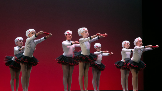 El Teatro Colón se convirtió ayer en Chocolatia, una fábrica imaginaria de chocolate, dulzura y fantasía, con la gala de fin de curso del Conservatorio Profesional de Danza de la Diputación de A Coruña. El presidente de la Diputación de A Coruña, Valentín González Formoso, felicitó al alumnado y el profesorado del Conservatorio por el éxito de la función y destacó que “la gala de fin de curso es uno de los momentos más especiales del año, porque permite compartir con las familias y con el público todo el esfuerzo y el aprendizaje acumulados durante meses”.