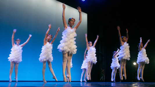 El Teatro Colón se convirtió ayer en Chocolatia, una fábrica imaginaria de chocolate, dulzura y fantasía, con la gala de fin de curso del Conservatorio Profesional de Danza de la Diputación de A Coruña. El presidente de la Diputación de A Coruña, Valentín González Formoso, felicitó al alumnado y el profesorado del Conservatorio por el éxito de la función y destacó que “la gala de fin de curso es uno de los momentos más especiales del año, porque permite compartir con las familias y con el público todo el esfuerzo y el aprendizaje acumulados durante meses”.