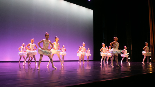 El Teatro Colón se convirtió ayer en Chocolatia, una fábrica imaginaria de chocolate, dulzura y fantasía, con la gala de fin de curso del Conservatorio Profesional de Danza de la Diputación de A Coruña. El presidente de la Diputación de A Coruña, Valentín González Formoso, felicitó al alumnado y el profesorado del Conservatorio por el éxito de la función y destacó que “la gala de fin de curso es uno de los momentos más especiales del año, porque permite compartir con las familias y con el público todo el esfuerzo y el aprendizaje acumulados durante meses”.