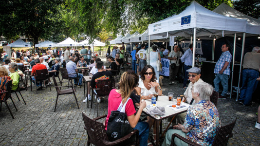La Asociación de Comerciantes de Castrillón, Eirís y Monelos festeja la llegada del verano con pulpo y churrasco, la actuación de Donaire y múltiples actividades más, este sábado 20 de junio, en la plaza Pablo Iglesias
