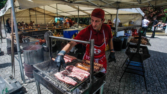 La Asociación de Comerciantes de Castrillón, Eirís y Monelos festeja la llegada del verano con pulpo y churrasco, la actuación de Donaire y múltiples actividades más, este sábado 20 de junio, en la plaza Pablo Iglesias