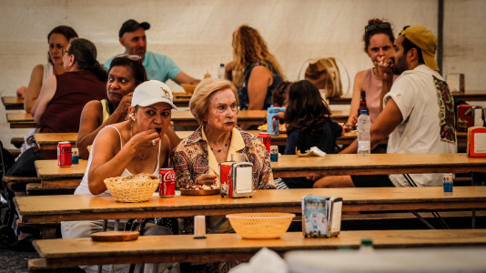 La Asociación de Comerciantes de Castrillón, Eirís y Monelos festeja la llegada del verano con pulpo y churrasco, la actuación de Donaire y múltiples actividades más, este sábado 20 de junio, en la plaza Pablo Iglesias