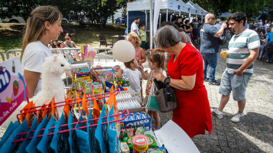 La Asociación de Comerciantes de Castrillón, Eirís y Monelos festeja la llegada del verano con pulpo y churrasco, la actuación de Donaire y múltiples actividades más, este sábado 20 de junio, en la plaza Pablo Iglesias