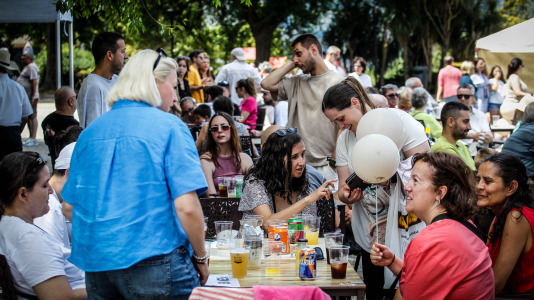 La Asociación de Comerciantes de Castrillón, Eirís y Monelos festeja la llegada del verano con pulpo y churrasco, la actuación de Donaire y múltiples actividades más, este sábado 20 de junio, en la plaza Pablo Iglesias