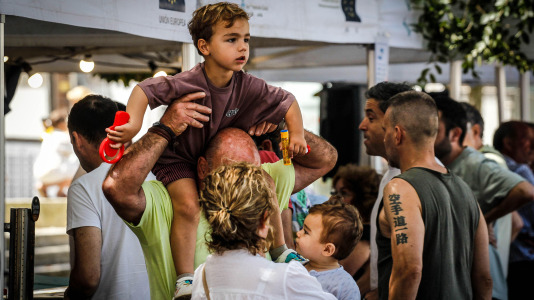 La Asociación de Comerciantes de Castrillón, Eirís y Monelos festeja la llegada del verano con pulpo y churrasco, la actuación de Donaire y múltiples actividades más, este sábado 20 de junio, en la plaza Pablo Iglesias