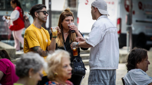 La Asociación de Comerciantes de Castrillón, Eirís y Monelos festeja la llegada del verano con pulpo y churrasco, la actuación de Donaire y múltiples actividades más, este sábado 20 de junio, en la plaza Pablo Iglesias