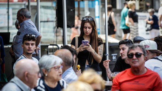 La Asociación de Comerciantes de Castrillón, Eirís y Monelos festeja la llegada del verano con pulpo y churrasco, la actuación de Donaire y múltiples actividades más, este sábado 20 de junio, en la plaza Pablo Iglesias