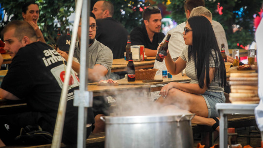 La Asociación de Comerciantes de Castrillón, Eirís y Monelos festeja la llegada del verano con pulpo y churrasco, la actuación de Donaire y múltiples actividades más, este sábado 20 de junio, en la plaza Pablo Iglesias