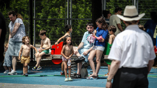 La Asociación de Comerciantes de Castrillón, Eirís y Monelos festeja la llegada del verano con pulpo y churrasco, la actuación de Donaire y múltiples actividades más, este sábado 20 de junio, en la plaza Pablo Iglesias