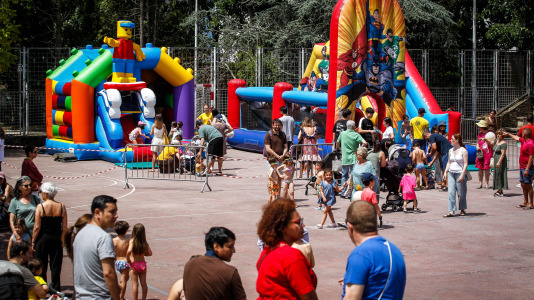 La Asociación de Comerciantes de Castrillón, Eirís y Monelos festeja la llegada del verano con pulpo y churrasco, la actuación de Donaire y múltiples actividades más, este sábado 20 de junio, en la plaza Pablo Iglesias