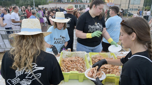 La comisión de San Juan de Anceis despachó ayer cerca de 2.000 raciones –más de 900 kilos– de cigala en uno de los eventos más multitudinarios del año en el municipio cambrés